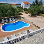 Lovely In Rab With Wifi Apartman *